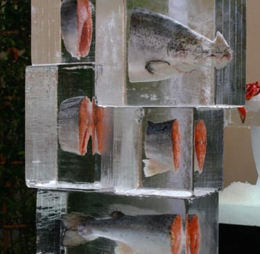 peces congelados incrustados en piezas de hielo cristaliano premium decoracion gastronomica