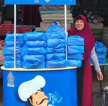 stand beras harumas pembagian nasi bungkus di masjid darussalam jumat berkah