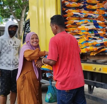 Masyarakat Nongsa Program Sembako Subsidi oleh Pemko Batam, PT. Usaha Kiat Permata, Beras Harumas