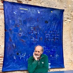 portrait d'andré nouyrit devant un tableau bleu