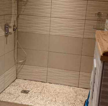 Salle de bains aux normes PMR