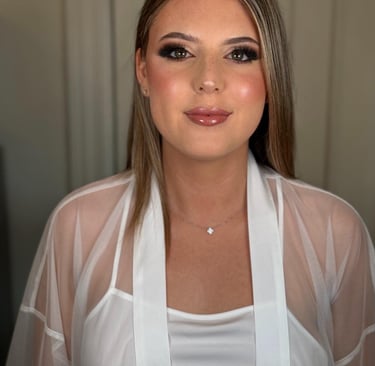 sarah est maquillée en glam et sourit
