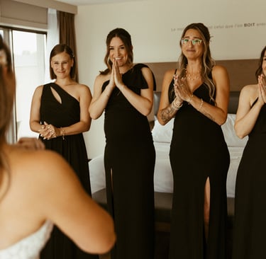 Des demoiselles d'honneur émues en voyant le dévoilement de la mariée