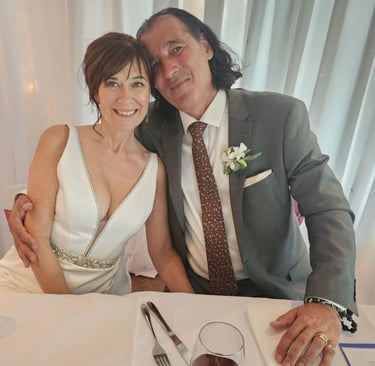 La mariée sourit avec son nouveau mari
