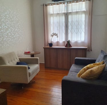 consultório de psicologia com um sofá e janela