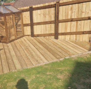 nice deck and fence contrast image