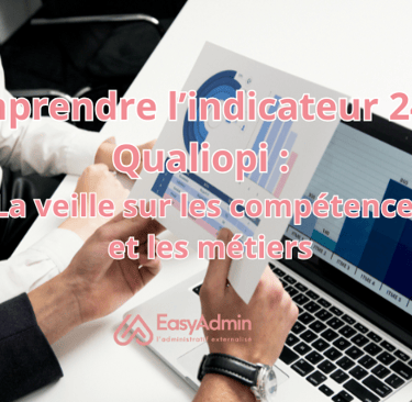 Image de deux personnes qui regardent des bilan sur une feuille et un ordinateur