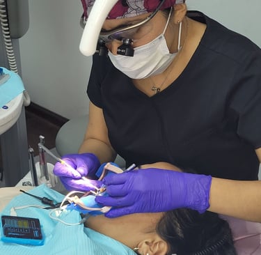 Especialista realizando endodoncia en DUPRINS Lima - Tratamiento de conducto sin dolor con tecnologí