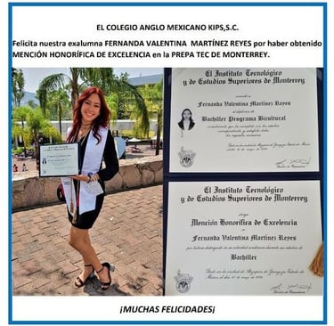 Fernanda Valentina Martínez Reyes exalumna del Colegio KIPS, recibiendo su Mención Honorífica y diploma por su excelencia aca