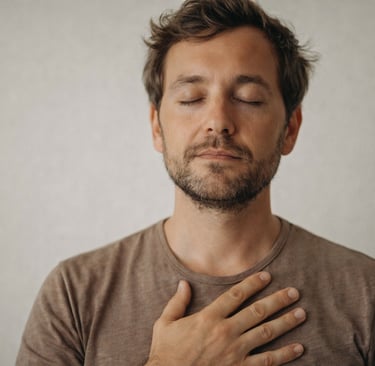 Jovem respira natural com consciência atenta
