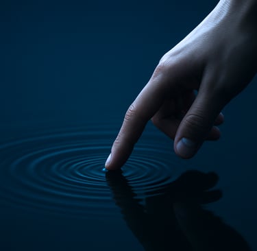 Mão tocando a água — metáfora de presença