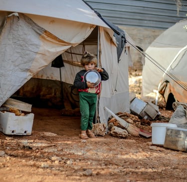 enfant réfugier vivant en tente attend à manger assiette à la main