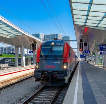 Tren de alta velocidad ÖBB Railjet estacionado en el andén de la Estación Central de Viena con viaje