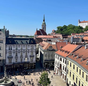 Vista panorámica de la plaza principal del centro histórico de Bratislava, Eslovaquia, catedral