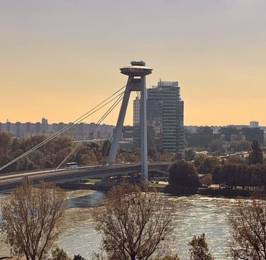 Puente UFO (Most SNP) sobre el río Danubio en Bratislava al atardecer, arquitectura moderna y vistas