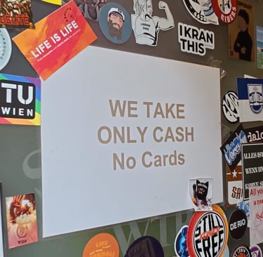 Cartel de "Only Cash No Cards" en la puerta de un local de Viena, indicando solo aceptan efectivo