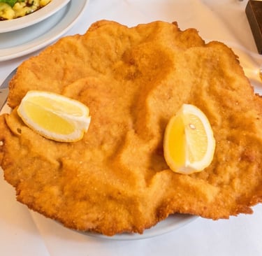 Famoso Schnitzel de cerdo de Figlmüller con rodajas de limón.