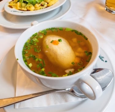 Sopa de ternera tradicional con albóndiga de sémola en Viena