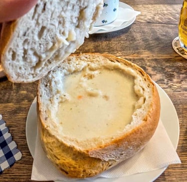 Sopa de ajo en pan (Cesnačka v bochníku) servida en una cervecería tradicional de Bratislava