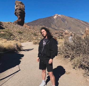 Senderista posando en el Parque Nacional del Teide, Tenerife, con el volcán Teide y el Roque Cinchad