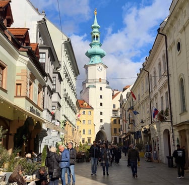 Calle peatonal del casco antiguo de Bratislava con la Torre de San Miguel al fondo, día soleado, gen