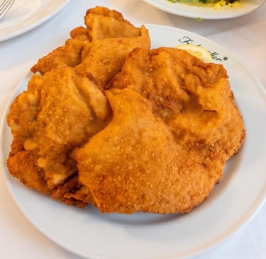 Wiener Schnitzel de ternera tradicional en el restaurante Figlmüller.