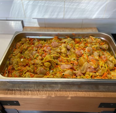 poêlée au curry : filet de poulet et émincé de petits légumes (courgettes, carottes, navet)