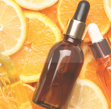 Frasco de sérum de vitamina C sobre a fruta laranja, representando cuidados com a pele e brilho na