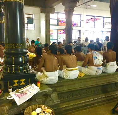 eine Gruppe junger Mönche im indischen Ashram