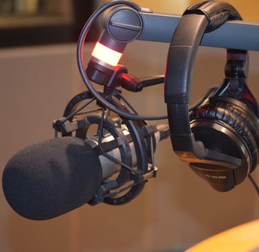 ein Mikrofon und Kopfhörer im Studio