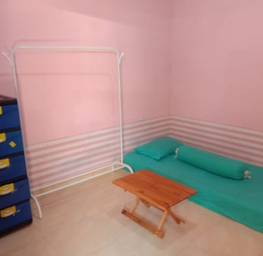 Kost Putri Abadi Tlogo menawarkan tempat tinggal nyaman dan aman, dekat dengan kampus UMY