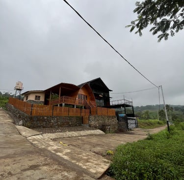 ide vila tanah miring, vila dengan pemandangan indah, desain vila unik, vila dengan privasi tinggi, basement vila, drainase t