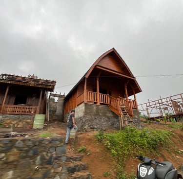 ide vila tanah miring, vila dengan pemandangan indah, desain vila unik, vila dengan privasi tinggi, basement vila, drainase t