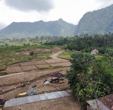 Pemandangan pegunungan hijau yang luas di Nuansa Alam Agroeduwisata, Bogor Timur.