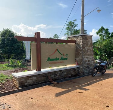 Pemandangan pegunungan hijau yang luas di Nuansa Alam Agroeduwisata, Bogor Timur.