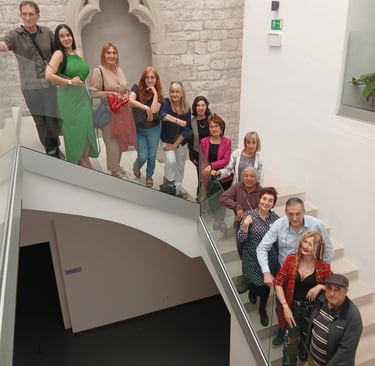 socios de arteNA en la escalera de Plazará