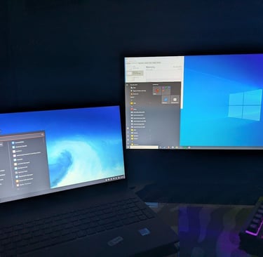 Linux Mint ja Windows 10 vierekkäisillä näytöillä pimeässä huoneessa