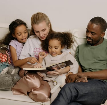 Uma família reunida em um momento aconchegante, sentada em um sofá confortável