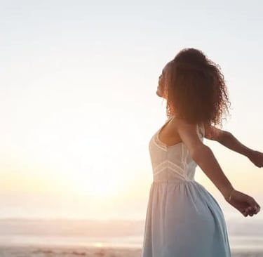 Mulher olhando para o horizonte demonstrando gratidão