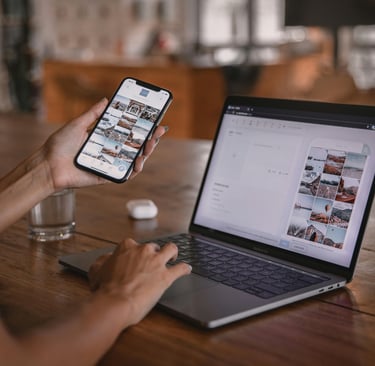 Uma pessoa sentada diante de várias telas, cercada de um emaranhado de informações