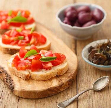 Bruschetta de tomate e manjericão. Foto: Carol Gherardi/ livro Natal Feliz