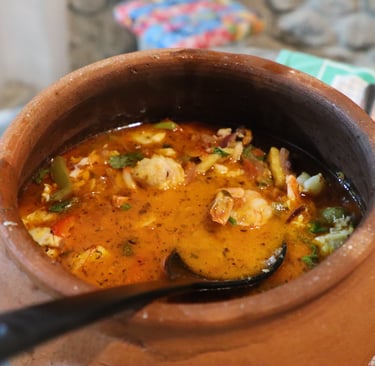 Moqueca de pescada cambucu e camarão rosa. Foto: Rafael Carvalho Lima/ Revista Com Limão e Sal