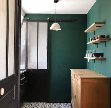 Cuisine moderne vert foncé avec porte verrière atelier coulissante