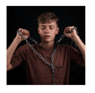 Adolescent brisant les chaines qui l'oppriment