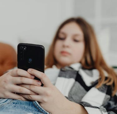 Jeune fille détendue qui consulte son portable