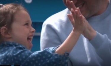 Fillette qui tape dans la main de son papa