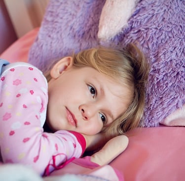 petite fille trite dans son lit