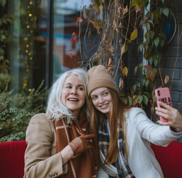 Photo d'une dame et une adolescente qui font un selfie