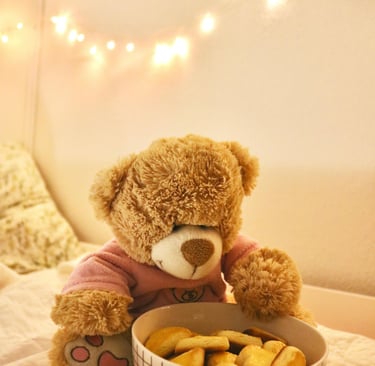 Photo montrant un ours en peluche devant un bol de friandises