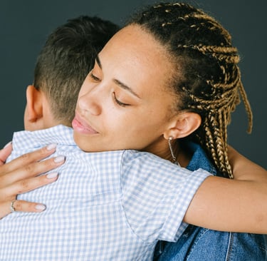 Mère embrassant sont enfant